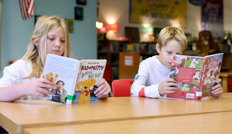  Students Reading